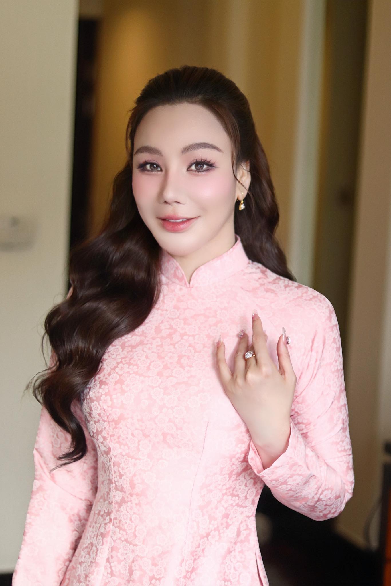 Ngoại hình nữ ca sĩ ở biệt thự 600m2, sở hữu nhà từ Nam ra Bắc, 45 tuổi kết hôn, lần đầu công khai có con- Ảnh 7.