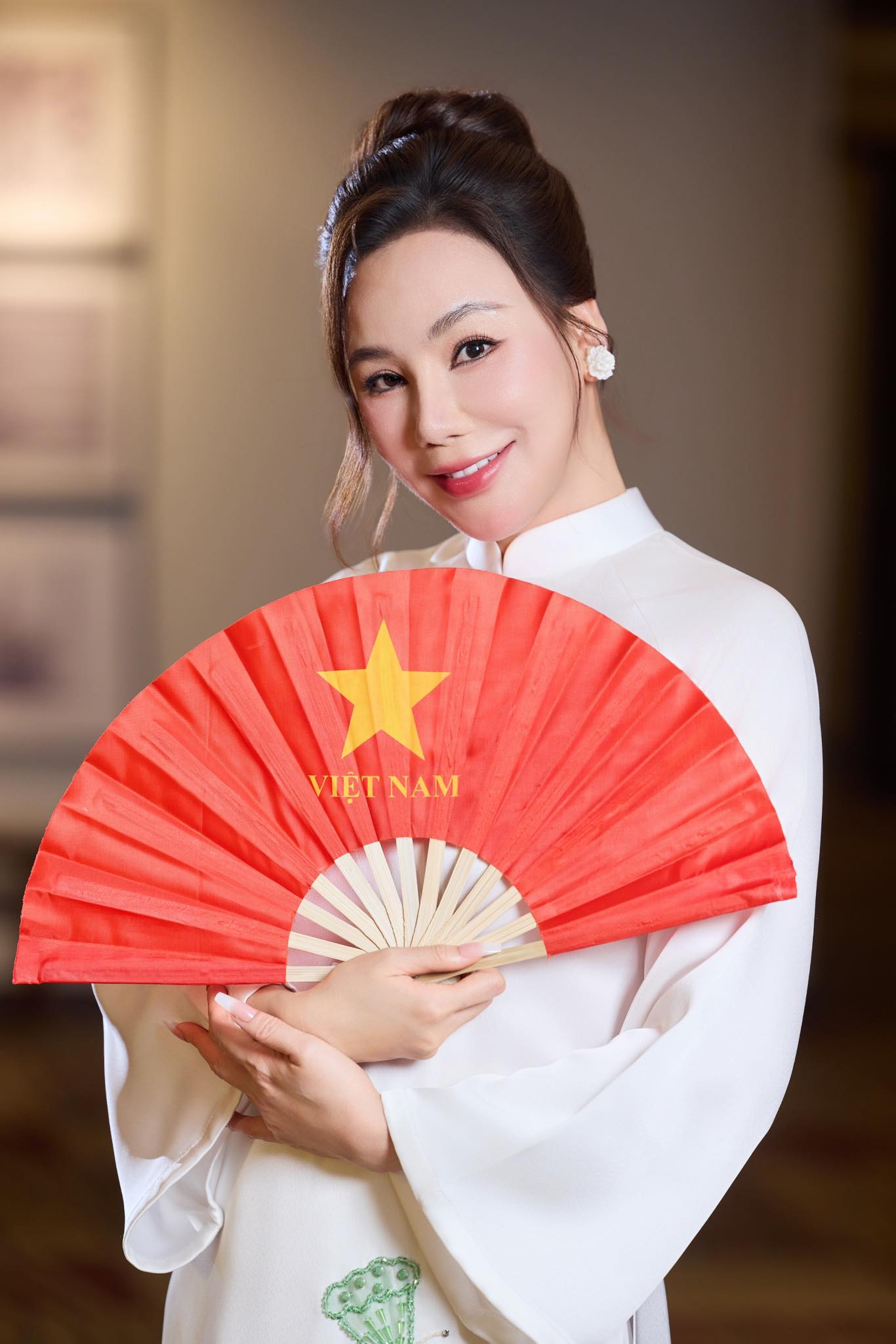 Ngoại hình nữ ca sĩ ở biệt thự 600m2, sở hữu nhà từ Nam ra Bắc, 45 tuổi kết hôn, lần đầu công khai có con- Ảnh 6.