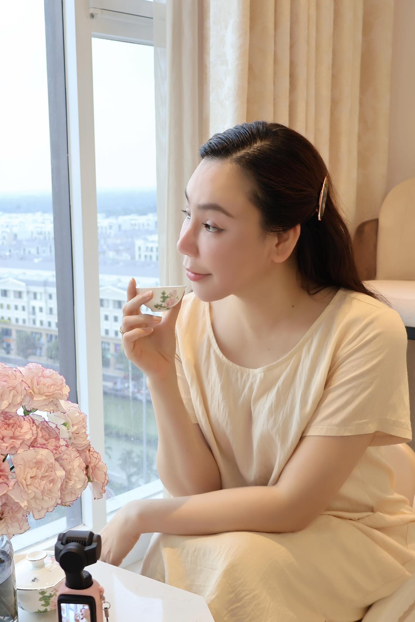 Ngoại hình nữ ca sĩ ở biệt thự 600m2, sở hữu nhà từ Nam ra Bắc, 45 tuổi kết hôn, lần đầu công khai có con- Ảnh 9.