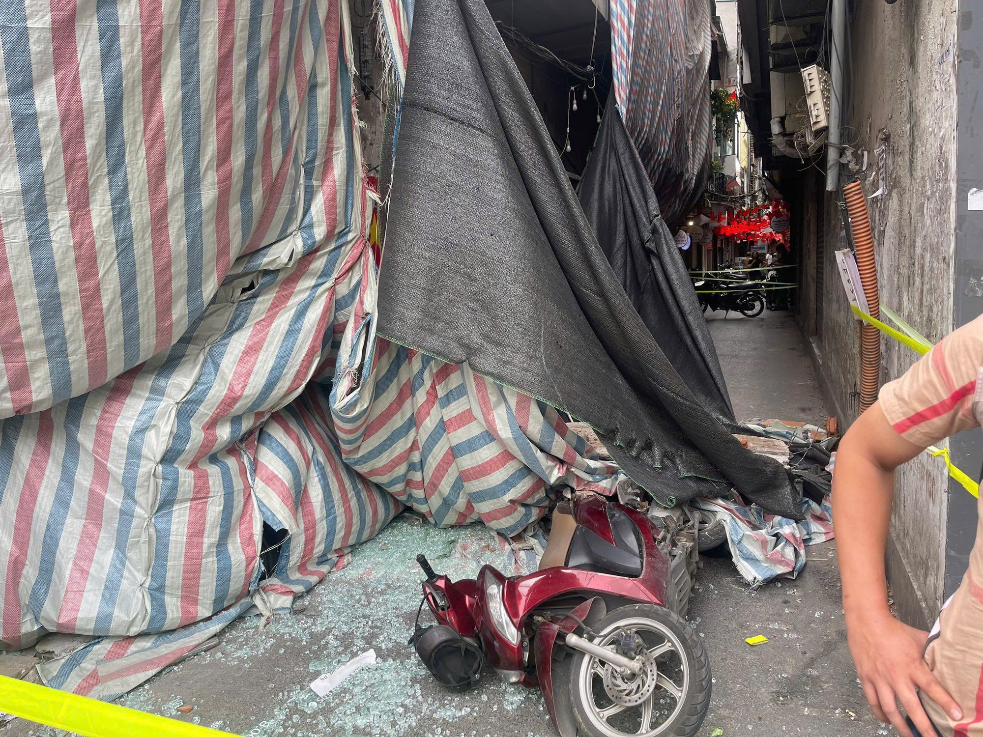 Vụ bê tông rơi trúng người đi đường ở Hà Nội: Danh tính 1 nạn nhân đã tử vong- Ảnh 1. Vụ bê tông rơi trúng người đi đường ở Hà Nội: Danh tính 1 nạn nhân đã tử vong- Ảnh 1.