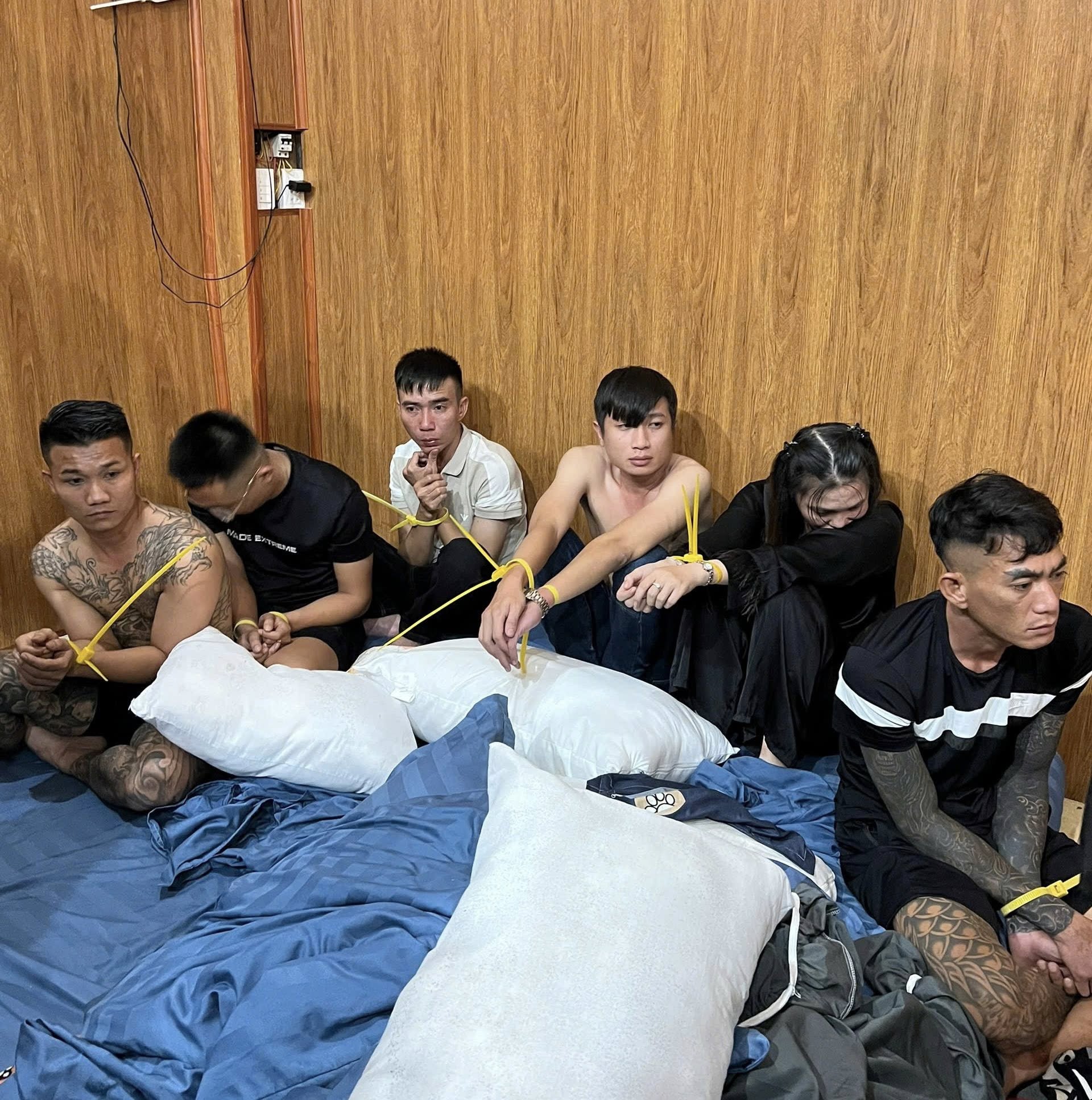 Cảnh tượng thác loạn trong bữa tiệc sinh nhật tại homestay ở Măng Đen, 28/30 đối tượng dương tính ma tuý- Ảnh 2. Cảnh tượng thác loạn trong bữa tiệc sinh nhật tại homestay ở Măng Đen, 28/30 đối tượng dương tính ma tuý- Ảnh 2.