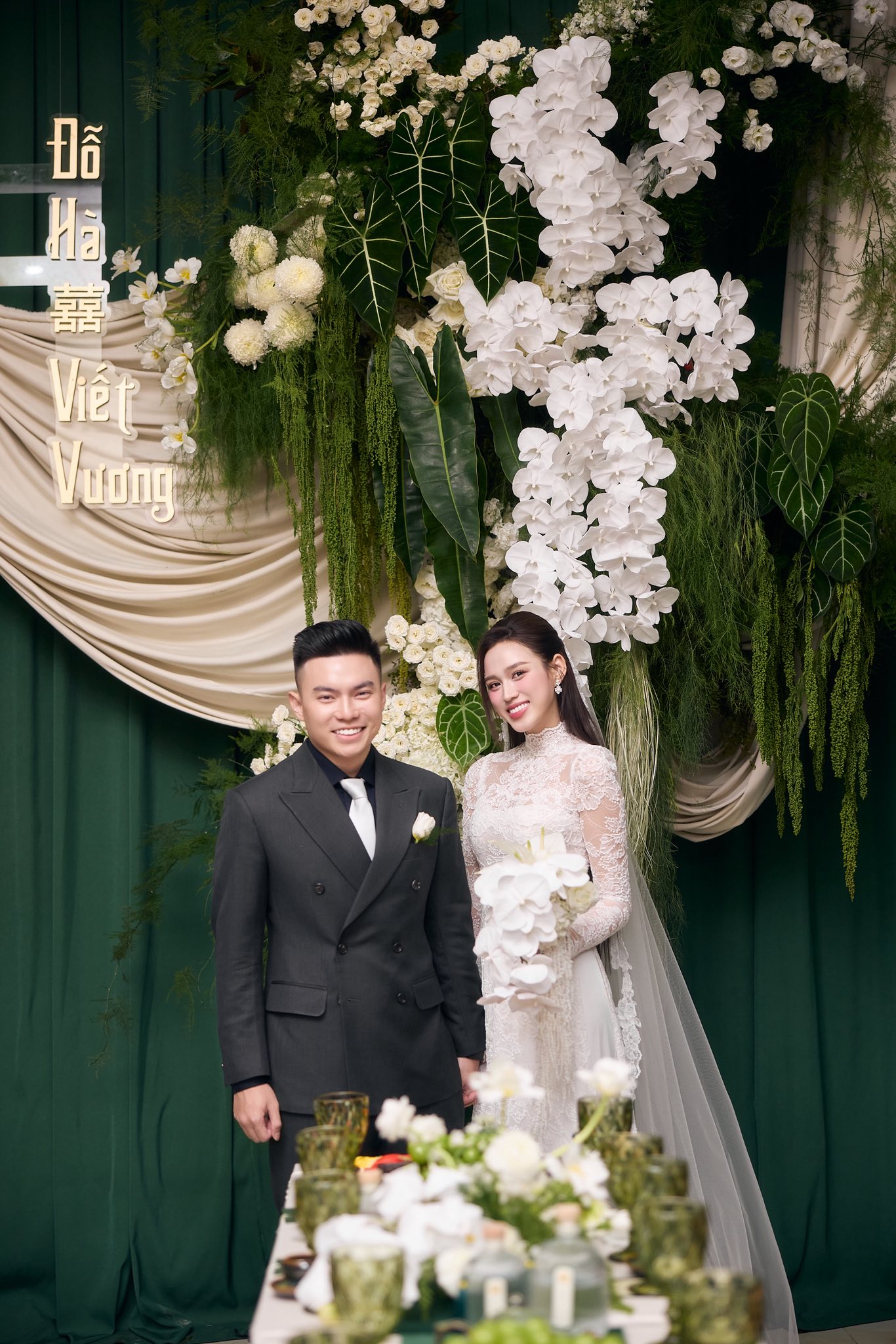 Lễ đón dâu Đỗ Hà và thiếu gia tập đoàn Sơn Hải: Cô dâu chú rể quá đẹp đôi, thái độ mẹ chồng gây chú ý- Ảnh 8. Lễ đón dâu Đỗ Hà và thiếu gia tập đoàn Sơn Hải: Cô dâu chú rể quá đẹp đôi, thái độ mẹ chồng gây chú ý- Ảnh 8.