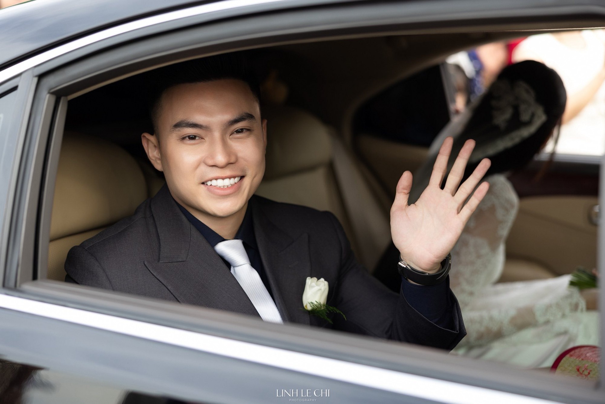 Lễ đón dâu Đỗ Hà và thiếu gia tập đoàn Sơn Hải: Cô dâu chú rể quá đẹp đôi, thái độ mẹ chồng gây chú ý- Ảnh 13. Lễ đón dâu Đỗ Hà và thiếu gia tập đoàn Sơn Hải: Cô dâu chú rể quá đẹp đôi, thái độ mẹ chồng gây chú ý- Ảnh 13.