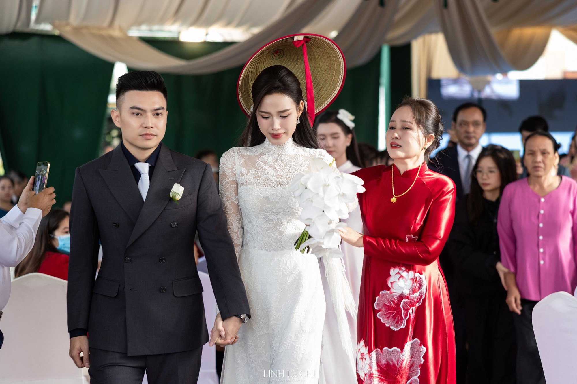 Chủ tịch tập đoàn Sơn Hải xin phép được đón con dâu, chồng Đỗ Hà đứng sau có biểu cảm thế này- Ảnh 3. Chủ tịch tập đoàn Sơn Hải xin phép được đón con dâu, chồng Đỗ Hà đứng sau có biểu cảm thế này- Ảnh 3.