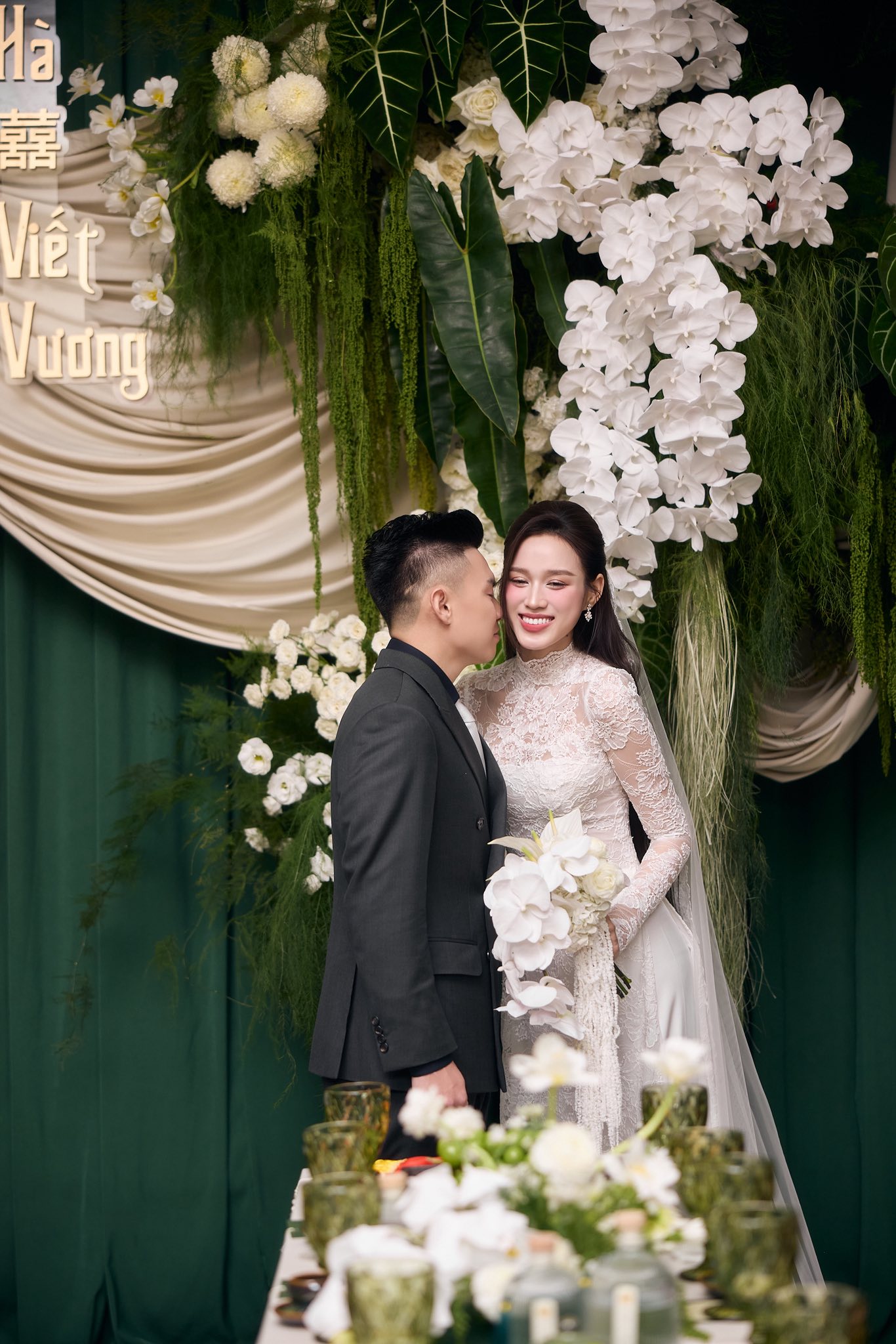 Lễ đón dâu Đỗ Hà và thiếu gia tập đoàn Sơn Hải: Cô dâu chú rể quá đẹp đôi, thái độ mẹ chồng gây chú ý- Ảnh 6. Lễ đón dâu Đỗ Hà và thiếu gia tập đoàn Sơn Hải: Cô dâu chú rể quá đẹp đôi, thái độ mẹ chồng gây chú ý- Ảnh 6.