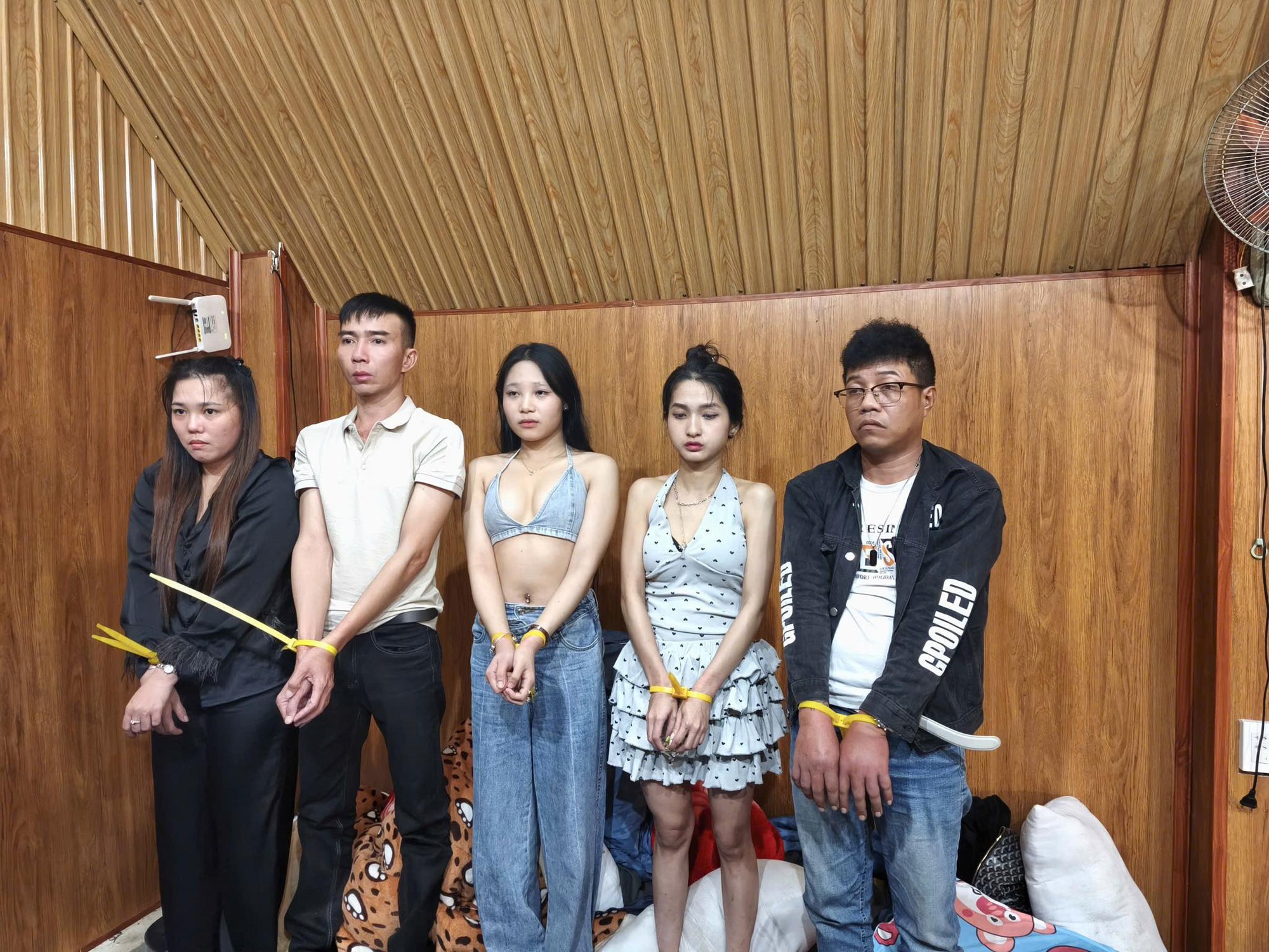 Cảnh tượng thác loạn trong bữa tiệc sinh nhật tại homestay ở Măng Đen, 28/30 đối tượng dương tính ma tuý- Ảnh 1. Cảnh tượng thác loạn trong bữa tiệc sinh nhật tại homestay ở Măng Đen, 28/30 đối tượng dương tính ma tuý- Ảnh 1.