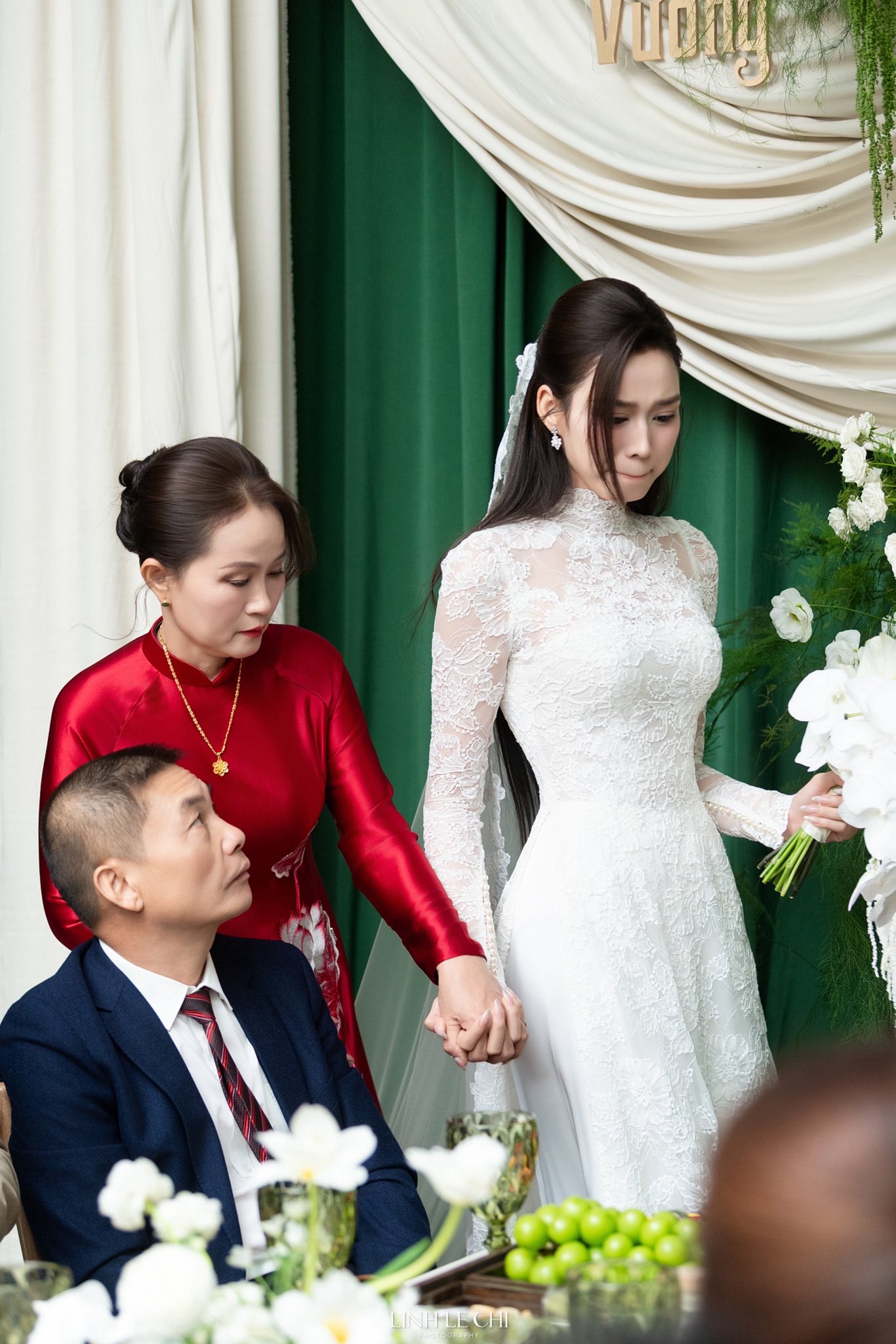 Chủ tịch tập đoàn Sơn Hải xin phép được đón con dâu, chồng Đỗ Hà đứng sau có biểu cảm thế này- Ảnh 2. Chủ tịch tập đoàn Sơn Hải xin phép được đón con dâu, chồng Đỗ Hà đứng sau có biểu cảm thế này- Ảnh 2.