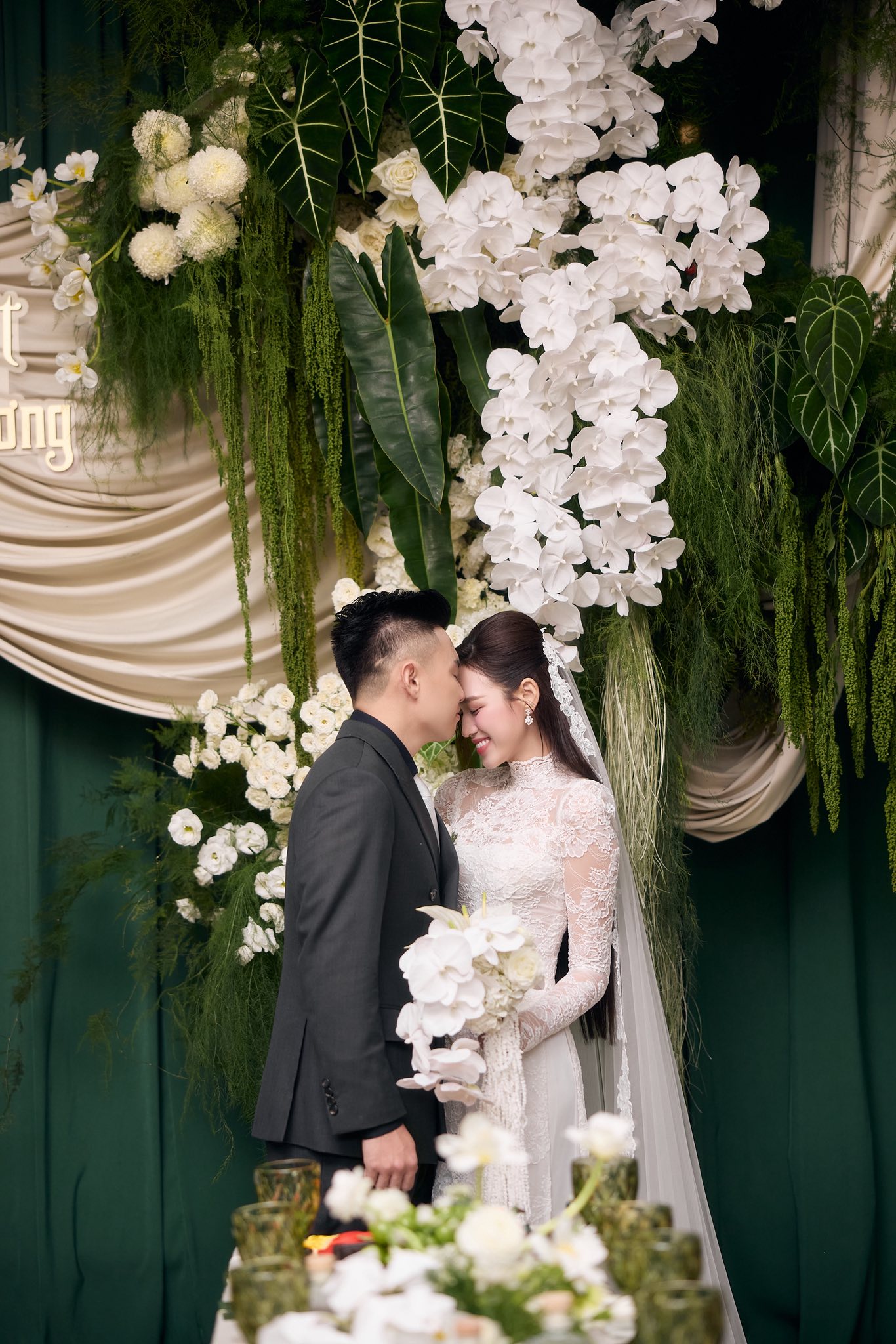 Lễ đón dâu Đỗ Hà và thiếu gia tập đoàn Sơn Hải: Cô dâu chú rể quá đẹp đôi, thái độ mẹ chồng gây chú ý- Ảnh 9. Lễ đón dâu Đỗ Hà và thiếu gia tập đoàn Sơn Hải: Cô dâu chú rể quá đẹp đôi, thái độ mẹ chồng gây chú ý- Ảnh 9.