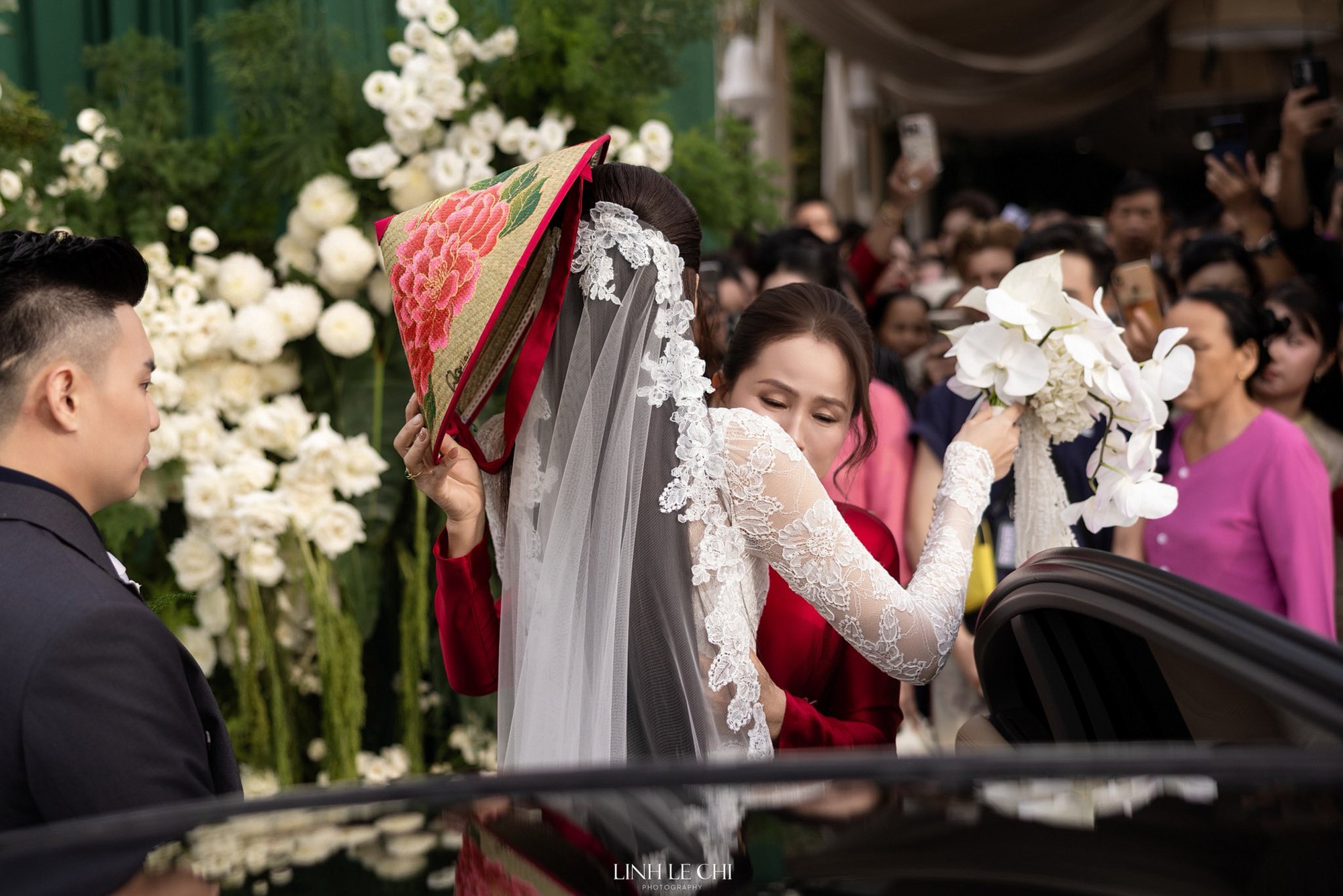 Chủ tịch tập đoàn Sơn Hải xin phép được đón con dâu, chồng Đỗ Hà đứng sau có biểu cảm thế này- Ảnh 4. Chủ tịch tập đoàn Sơn Hải xin phép được đón con dâu, chồng Đỗ Hà đứng sau có biểu cảm thế này- Ảnh 4.