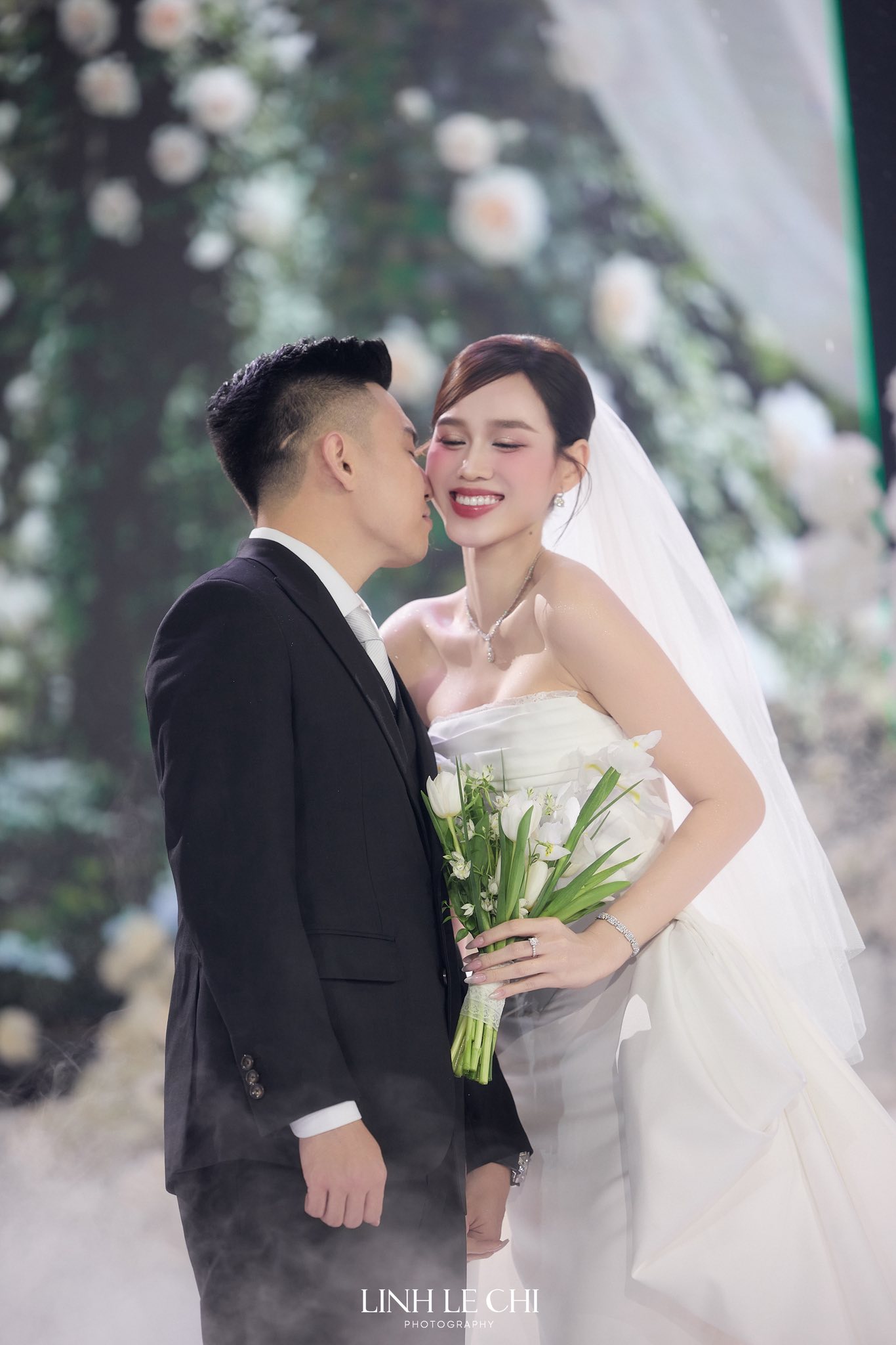 Nam ca sĩ hát tại hôn lễ trong mơ của Hoa hậu Đỗ Hà là ai?- Ảnh 1. Nam ca sĩ hát tại hôn lễ trong mơ của Hoa hậu Đỗ Hà là ai?- Ảnh 1.