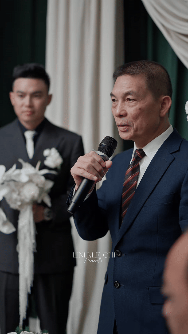 Chủ tịch tập đoàn Sơn Hải xin phép được đón con dâu, chồng Đỗ Hà đứng sau có biểu cảm thế này- Ảnh 1. Chủ tịch tập đoàn Sơn Hải xin phép được đón con dâu, chồng Đỗ Hà đứng sau có biểu cảm thế này- Ảnh 1.