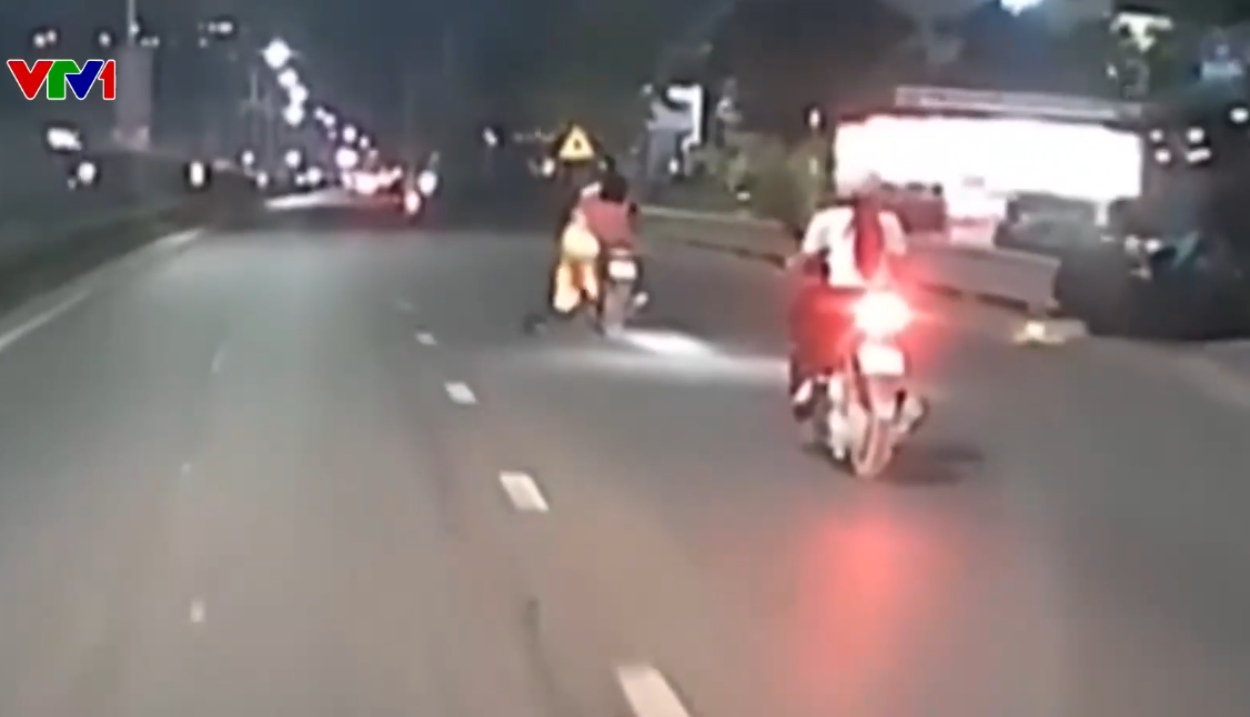 Tà áo dài cuốn vào bánh xe máy, người phụ nữ hoảng hốt nhảy khỏi xe- Ảnh 1. Tà áo dài cuốn vào bánh xe máy, người phụ nữ hoảng hốt nhảy khỏi xe- Ảnh 1.