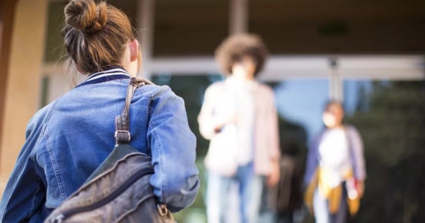 Ph&aacute;t hiện nhiễm HIV ở tuổi 19, nữ sinh b&agrave;ng ho&agrave;ng khi biết nguồn l&acirc;y