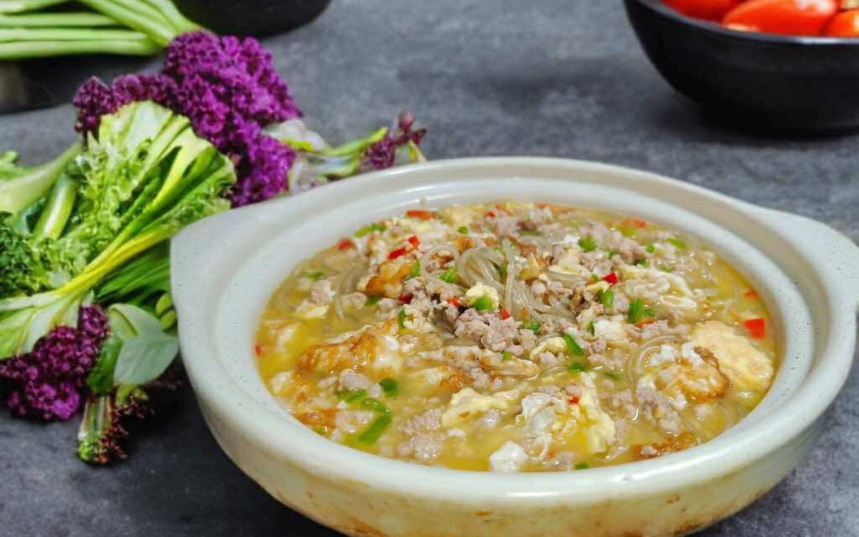 Chỉ 15 phút là nấu được món ăn thay cơm cực ngon có đủ rau và thịt, nước dùng đậm đà cho ngày gió mùa tràn về- Ảnh 1. Chỉ 15 phút là nấu được món ăn thay cơm cực ngon có đủ rau và thịt, nước dùng đậm đà cho ngày gió mùa tràn về- Ảnh 1.