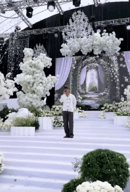 Nam ca sĩ hát tại hôn lễ trong mơ của Hoa hậu Đỗ Hà là ai?- Ảnh 3. Nam ca sĩ hát tại hôn lễ trong mơ của Hoa hậu Đỗ Hà là ai?- Ảnh 3.