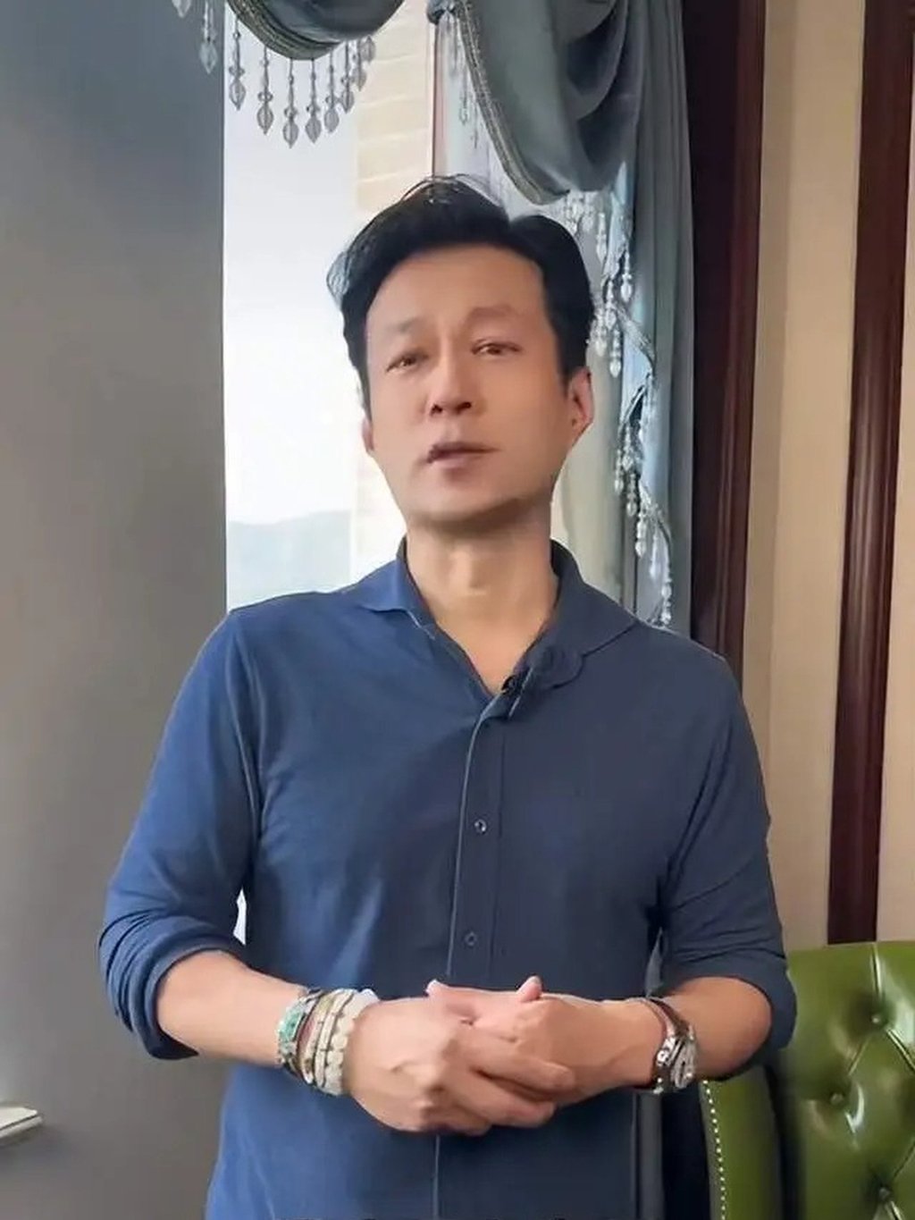 Nhân viên trẻ lỡ tay làm vỡ 30 chiếc vòng ngọc bích quý, giá 3,7 tỷ đồng, ông chủ phản ứng bất ngờ- Ảnh 2. Nhân viên trẻ lỡ tay làm vỡ 30 chiếc vòng ngọc bích quý, giá 3,7 tỷ đồng, ông chủ phản ứng bất ngờ- Ảnh 2.