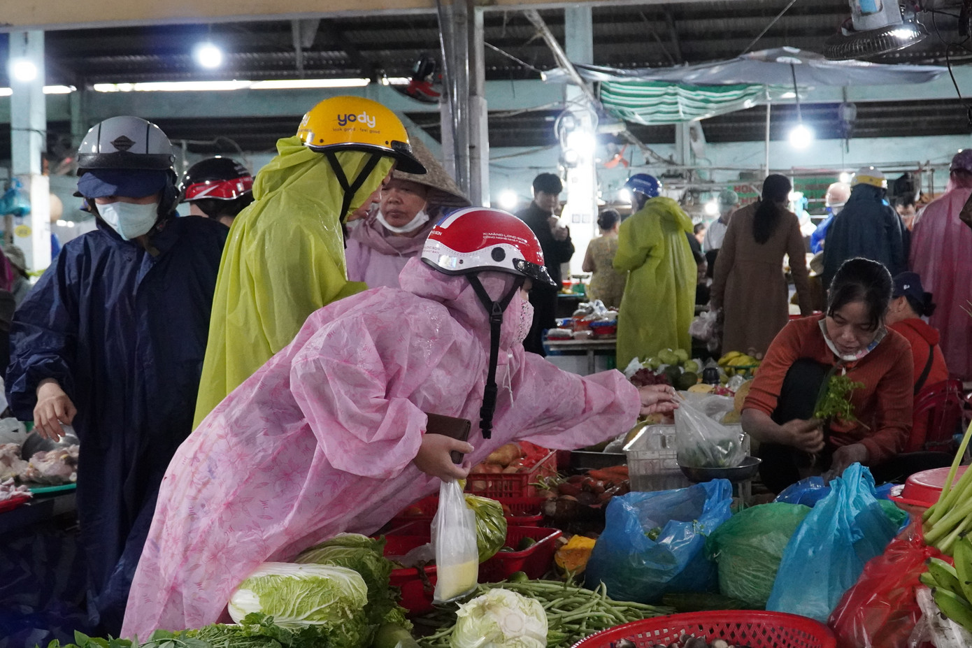 Người dân Đà Nẵng đi mua thực phẩm 'tích trữ 3 ngày' từ tinh mơ- Ảnh 7.