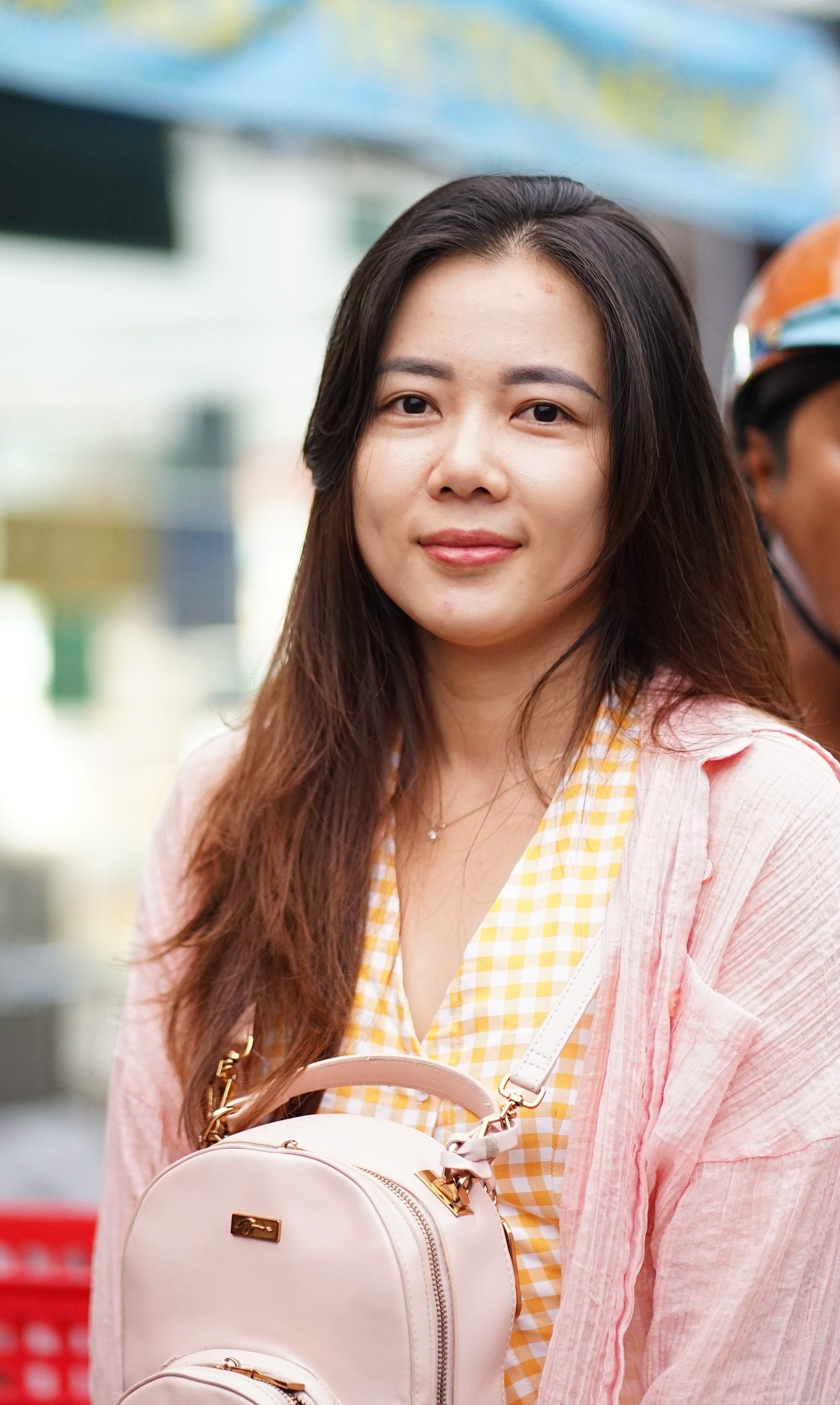 Cảnh tượng khó tin tại tiệm vàng ở TP.HCM: Xếp hàng từ nửa đêm gà gáy để mua quà mừng cưới con cháu- Ảnh 6. Cảnh tượng khó tin tại tiệm vàng ở TP.HCM: Xếp hàng từ nửa đêm gà gáy để mua quà mừng cưới con cháu- Ảnh 6.