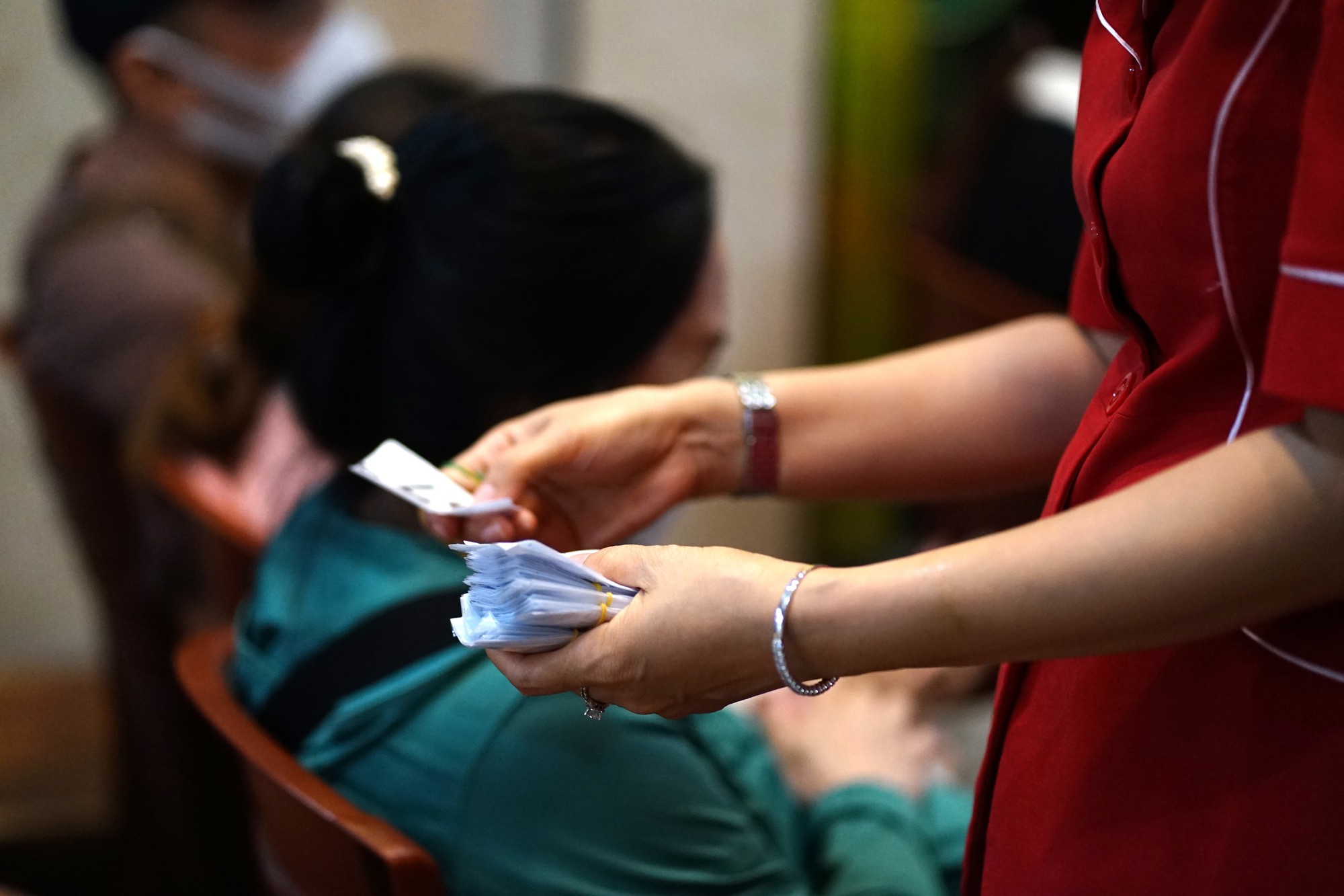 Cảnh tượng khó tin tại tiệm vàng ở TP.HCM: Xếp hàng từ nửa đêm gà gáy để mua quà mừng cưới con cháu- Ảnh 5. Cảnh tượng khó tin tại tiệm vàng ở TP.HCM: Xếp hàng từ nửa đêm gà gáy để mua quà mừng cưới con cháu- Ảnh 5.