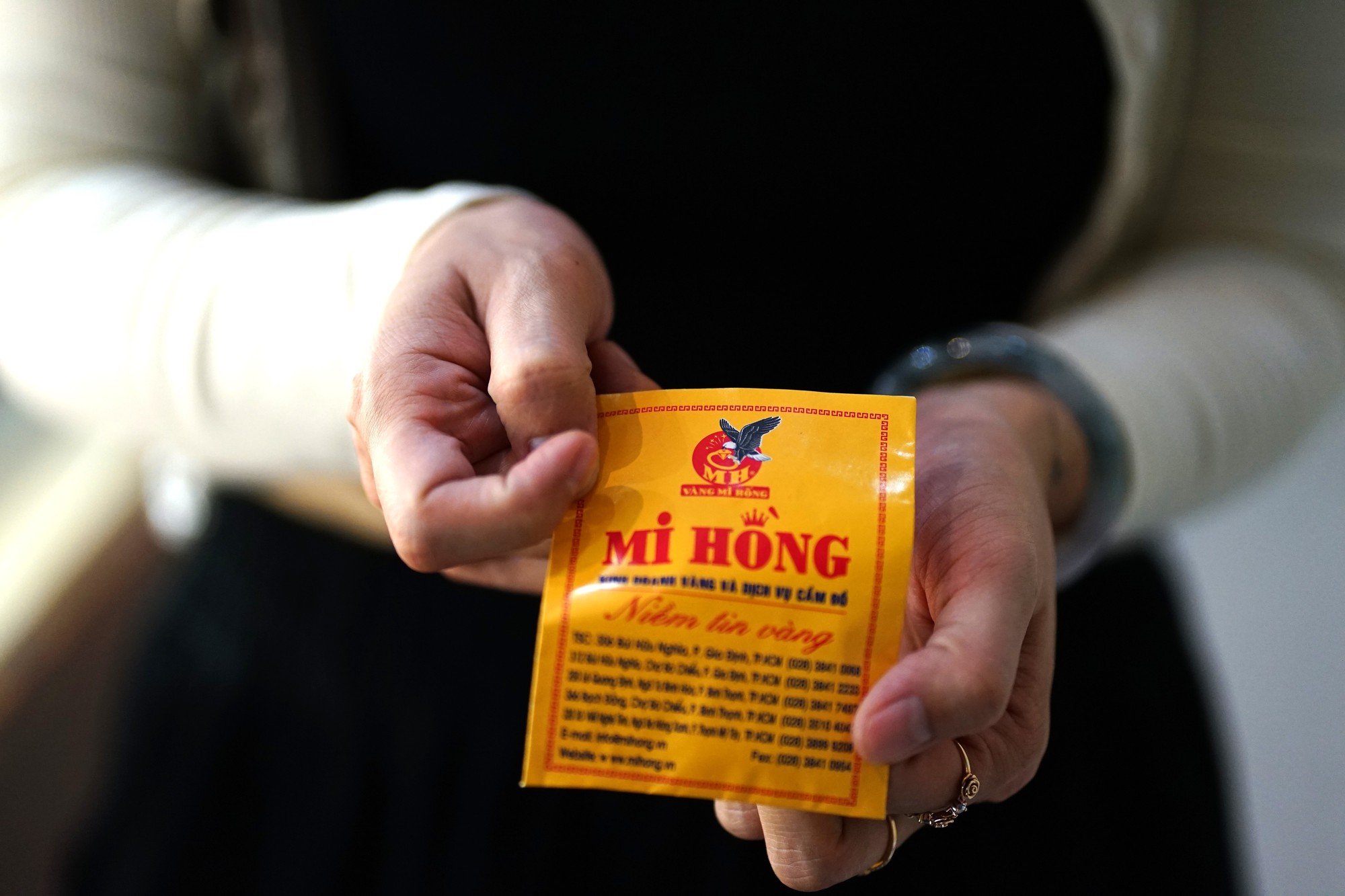 Cảnh tượng khó tin tại tiệm vàng ở TP.HCM: Xếp hàng từ nửa đêm gà gáy để mua quà mừng cưới con cháu- Ảnh 8. Cảnh tượng khó tin tại tiệm vàng ở TP.HCM: Xếp hàng từ nửa đêm gà gáy để mua quà mừng cưới con cháu- Ảnh 8.