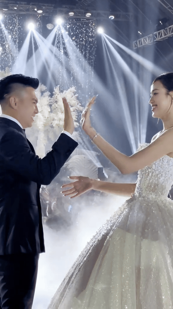 Trực tiếp đám cưới Đỗ Hà tại Quảng Trị: Trao nhẫn giữa mưa, thiếu gia Viết Vương dặn dò vợ 1 chuyện! - Ảnh 3. Trực tiếp đám cưới Đỗ Hà tại Quảng Trị: Trao nhẫn giữa mưa, thiếu gia Viết Vương dặn dò vợ 1 chuyện! - Ảnh 3.
