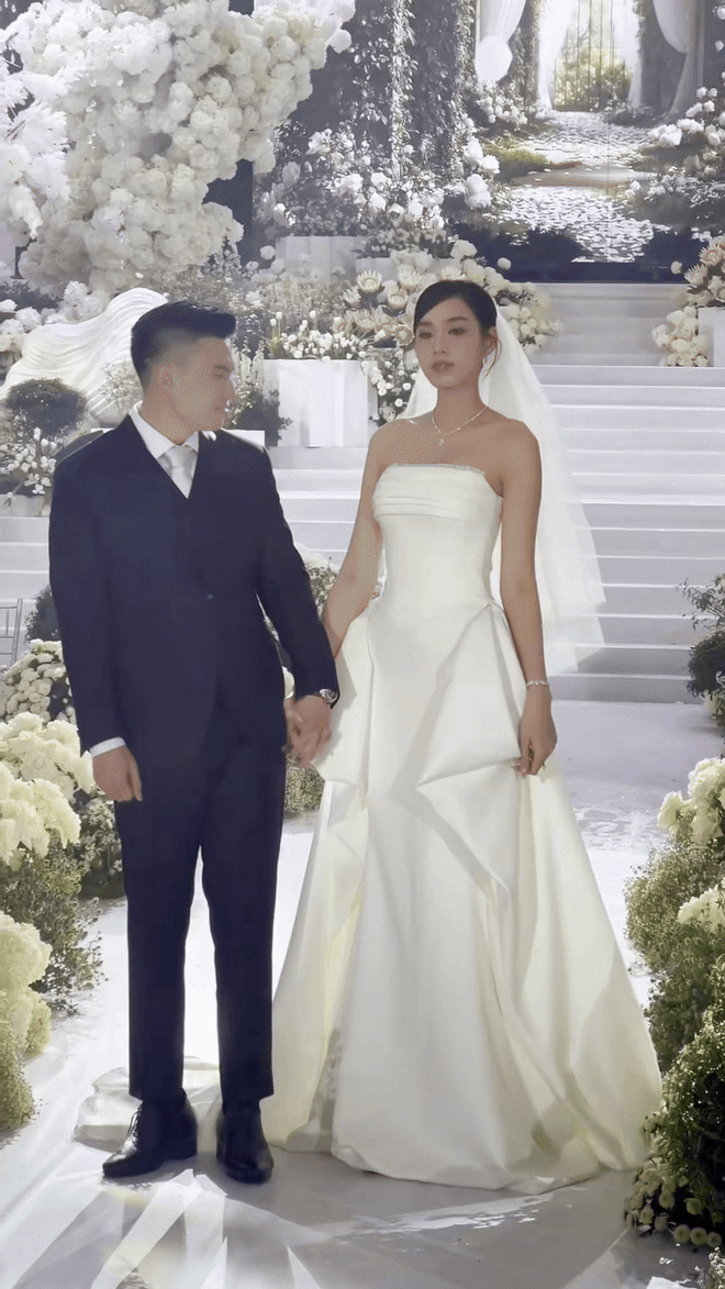 Trực tiếp đám cưới Đỗ Hà tại Quảng Trị: Trao nhẫn giữa mưa, thiếu gia Viết Vương dặn dò vợ 1 chuyện! - Ảnh 6. Trực tiếp đám cưới Đỗ Hà tại Quảng Trị: Trao nhẫn giữa mưa, thiếu gia Viết Vương dặn dò vợ 1 chuyện! - Ảnh 6.