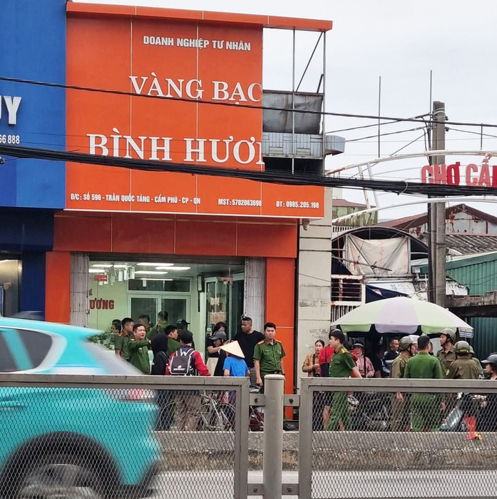 Nam thanh niên táo tợn xông vào cướp tiệm vàng ở Quảng Ninh- Ảnh 1.