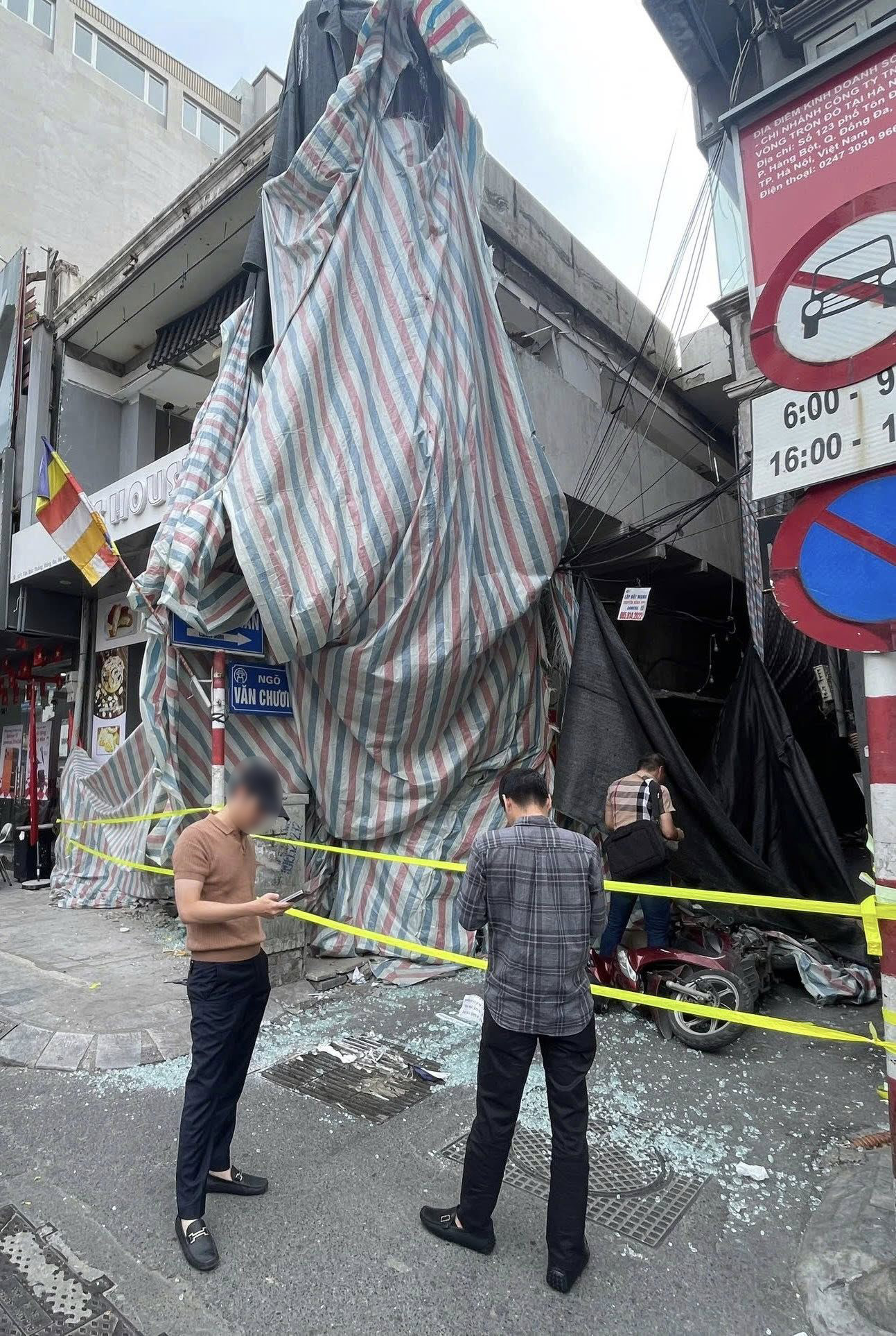 Vụ bê tông rơi trúng người đi đường ở Hà Nội: Danh tính 1 nạn nhân đã tử vong- Ảnh 2. Vụ bê tông rơi trúng người đi đường ở Hà Nội: Danh tính 1 nạn nhân đã tử vong- Ảnh 2.
