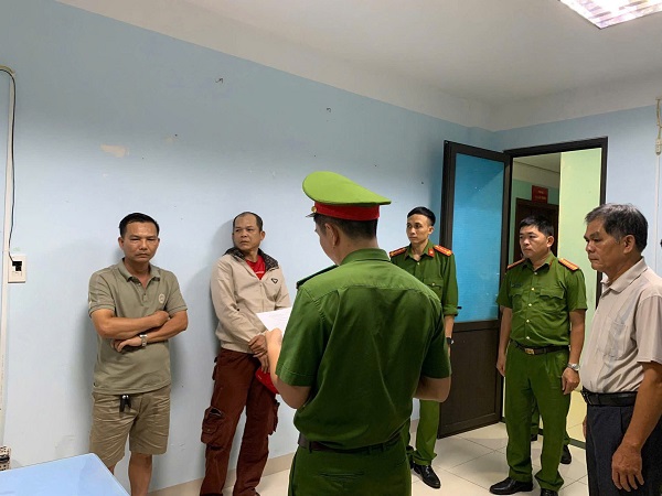 Khởi tố 2 người đàn ông nhiều lần truy đuổi, chặn xe CSGT- Ảnh 1. Khởi tố 2 người đàn ông nhiều lần truy đuổi, chặn xe CSGT- Ảnh 1.