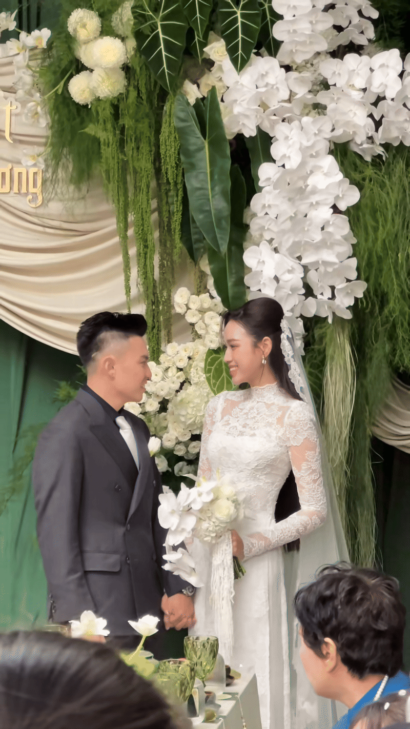 Đỗ H&agrave; li&ecirc;n tục n&eacute; nụ h&ocirc;n của thiếu gia Viết Vương trong đ&aacute;m cưới- Ảnh 2.