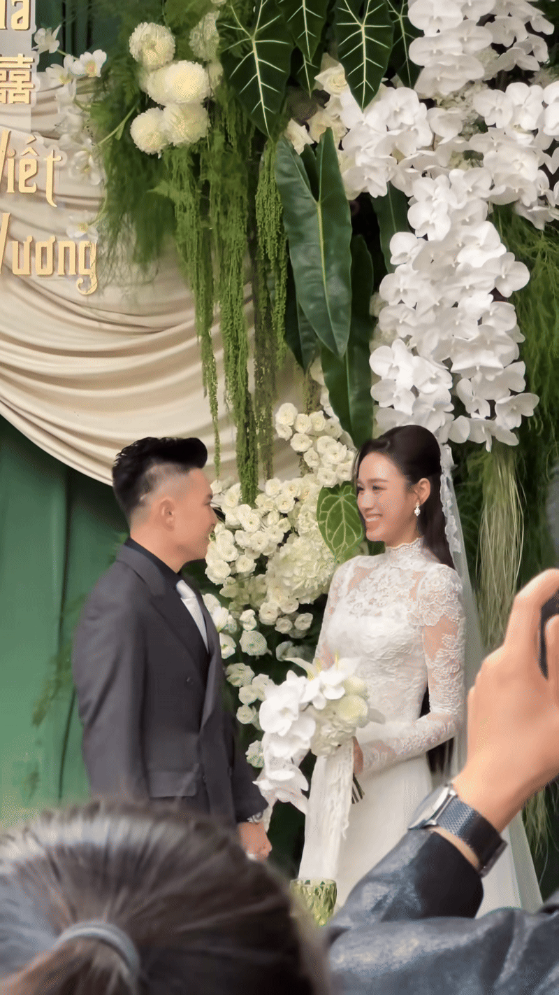 Đỗ H&agrave; li&ecirc;n tục n&eacute; nụ h&ocirc;n của thiếu gia Viết Vương trong đ&aacute;m cưới- Ảnh 1.