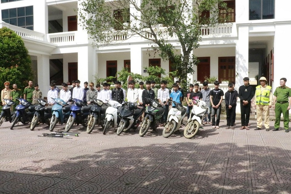 Bắt giữ 47 đối tượng mang dao, kiếm gây náo loạn đường phố- Ảnh 1.