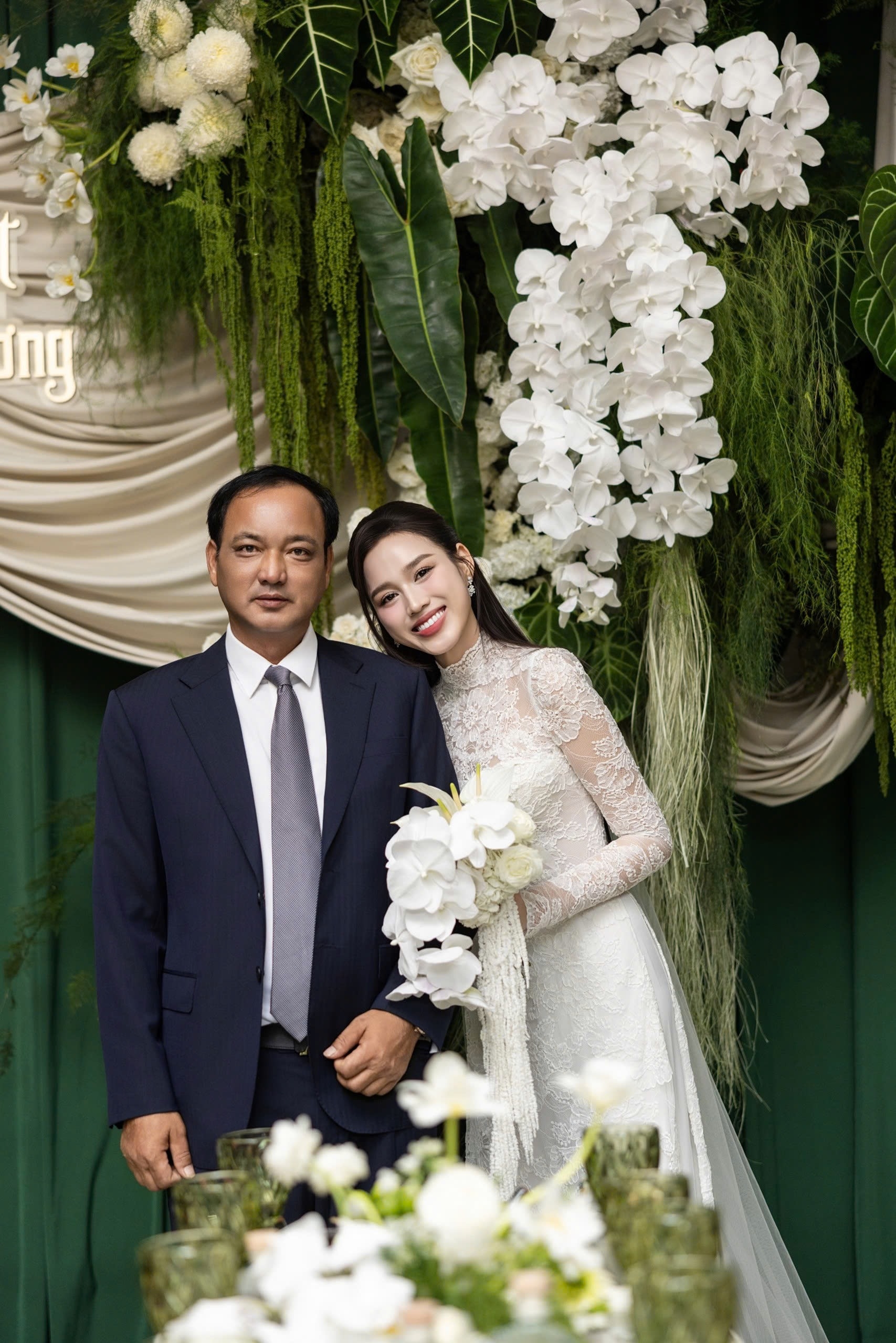 Đỗ H&agrave; li&ecirc;n tục n&eacute; nụ h&ocirc;n của thiếu gia Viết Vương trong đ&aacute;m cưới- Ảnh 5.