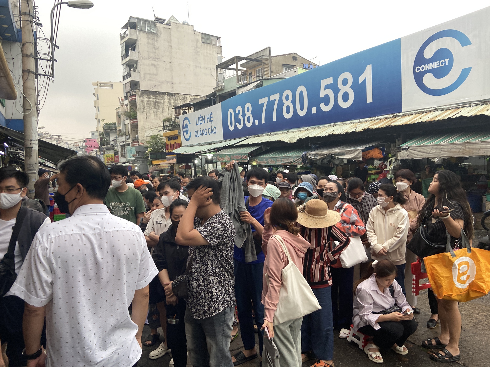 Cảnh tượng khó tin tại tiệm vàng ở TP.HCM: Xếp hàng từ nửa đêm gà gáy để mua quà mừng cưới con cháu- Ảnh 2. Cảnh tượng khó tin tại tiệm vàng ở TP.HCM: Xếp hàng từ nửa đêm gà gáy để mua quà mừng cưới con cháu- Ảnh 2.
