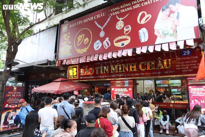 Kh&aacute;ch vội b&aacute;n v&agrave;ng khi gi&aacute; giảm kỷ lục, 'c&ograve;' lập tức thu mua sạch- Ảnh 6.