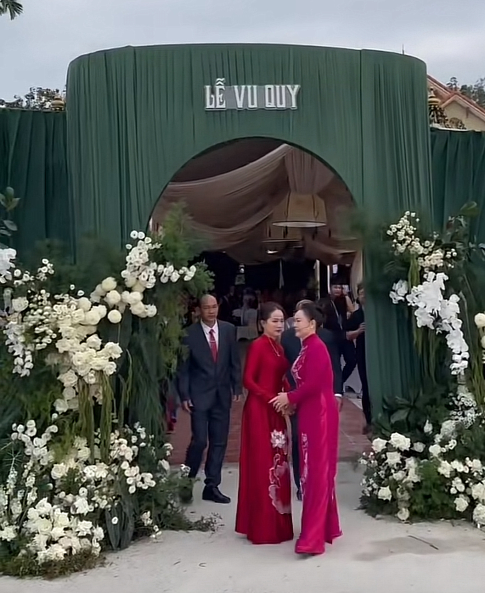 Lễ đón dâu Đỗ Hà và thiếu gia tập đoàn Sơn Hải: Cô dâu chú rể quá đẹp đôi, thái độ mẹ chồng gây chú ý- Ảnh 11. Lễ đón dâu Đỗ Hà và thiếu gia tập đoàn Sơn Hải: Cô dâu chú rể quá đẹp đôi, thái độ mẹ chồng gây chú ý- Ảnh 11.