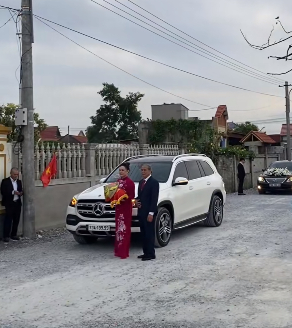 Lễ đón dâu Đỗ Hà và thiếu gia tập đoàn Sơn Hải: Cô dâu chú rể quá đẹp đôi, thái độ mẹ chồng gây chú ý- Ảnh 10. Lễ đón dâu Đỗ Hà và thiếu gia tập đoàn Sơn Hải: Cô dâu chú rể quá đẹp đôi, thái độ mẹ chồng gây chú ý- Ảnh 10.