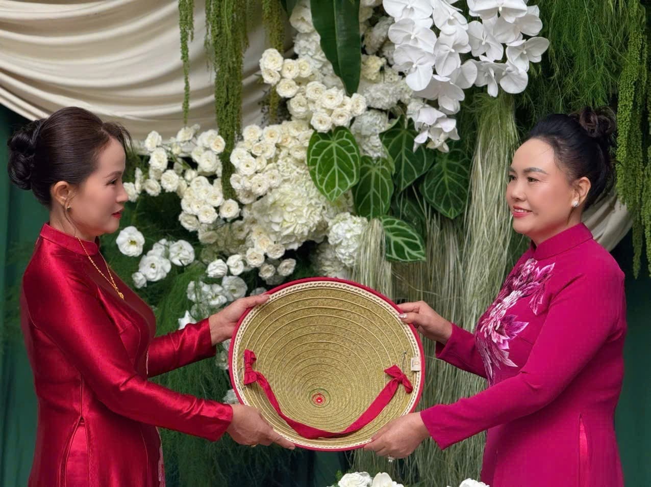 Mẹ chồng tập đoàn Sơn Hải mang đến 1 món đồ khiến con dâu Đỗ Hà  Mẹ chồng tập đoàn Sơn Hải mang đến 1 món đồ khiến con dâu Đỗ Hà