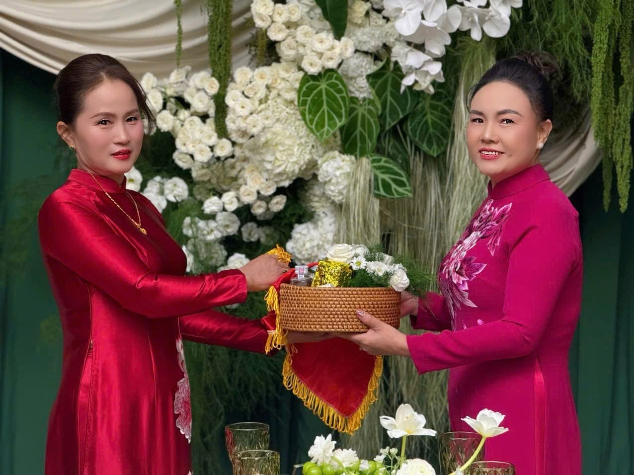 Mẹ chồng tập đoàn Sơn Hải mang đến 1 món đồ khiến con dâu Đỗ Hà  Mẹ chồng tập đoàn Sơn Hải mang đến 1 món đồ khiến con dâu Đỗ Hà