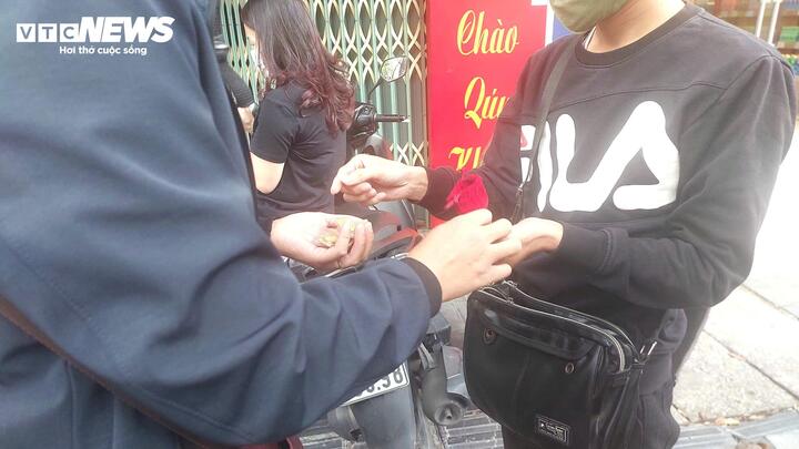 Kh&aacute;ch vội b&aacute;n v&agrave;ng khi gi&aacute; giảm kỷ lục, 'c&ograve;' lập tức thu mua sạch- Ảnh 1.