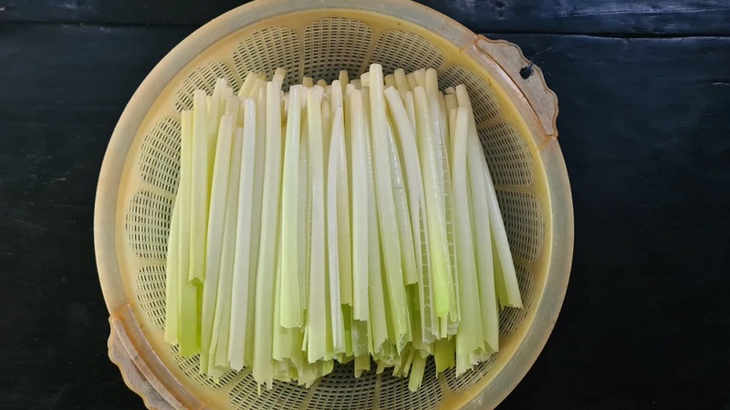 Rau mọc bờ bụi giờ th&agrave;nh đặc sản miền T&acirc;y: Gi&aacute; đắt hơn thịt, 120.000 đồng/kg vẫn nườm nượp người mua- Ảnh 1.