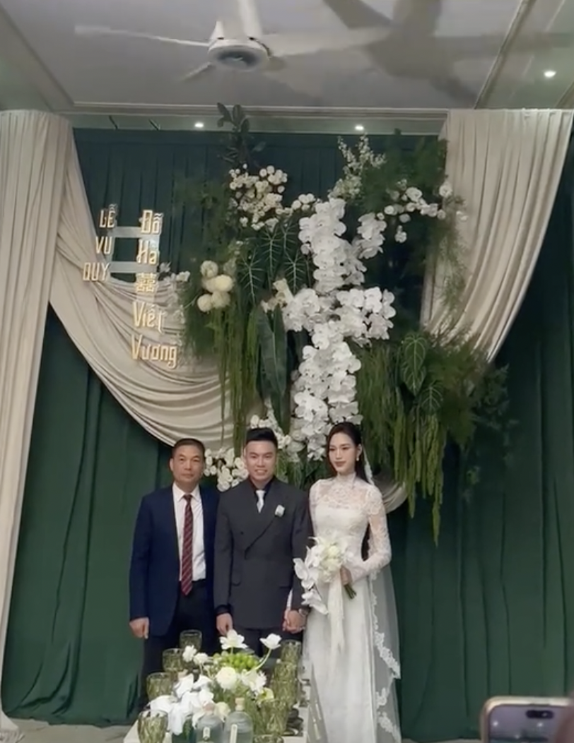 Vì sao phu nhân Tập đoàn Sơn Hải vội vã ra về khi đám cưới Đỗ Hà - Viết Vương bắt đầu?- Ảnh 2. Vì sao phu nhân Tập đoàn Sơn Hải vội vã ra về khi đám cưới Đỗ Hà - Viết Vương bắt đầu?- Ảnh 2.