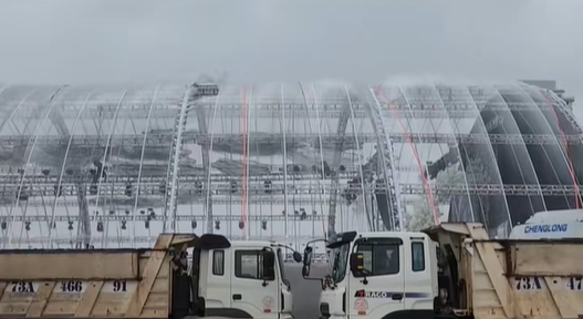 Mưa gió dữ dội làm rách rạp cưới chục tỷ của Viết Vương - Đỗ Hà, dàn xe tải được điều động gấp- Ảnh 2. Mưa gió dữ dội làm rách rạp cưới chục tỷ của Viết Vương - Đỗ Hà, dàn xe tải được điều động gấp- Ảnh 2.