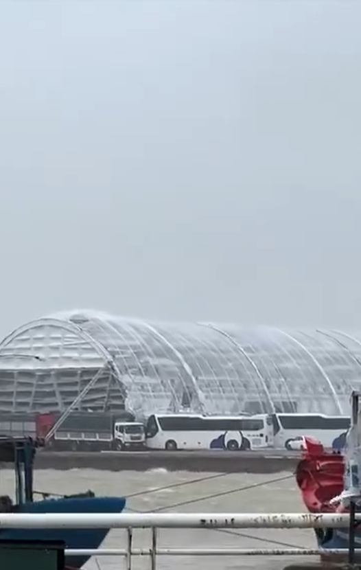 Mưa gió dữ dội làm rách rạp cưới chục tỷ của Viết Vương - Đỗ Hà, dàn xe tải được điều động gấp- Ảnh 3. Mưa gió dữ dội làm rách rạp cưới chục tỷ của Viết Vương - Đỗ Hà, dàn xe tải được điều động gấp- Ảnh 3.