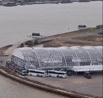 Mưa gió dữ dội làm rách rạp cưới chục tỷ của Viết Vương - Đỗ Hà, dàn xe tải được điều động gấp- Ảnh 4. Mưa gió dữ dội làm rách rạp cưới chục tỷ của Viết Vương - Đỗ Hà, dàn xe tải được điều động gấp- Ảnh 4.