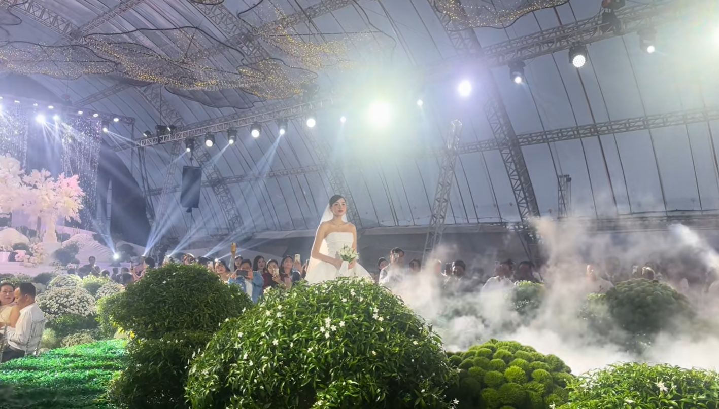 Mưa gió dữ dội làm rách rạp cưới chục tỷ của Viết Vương - Đỗ Hà, dàn xe tải được điều động gấp- Ảnh 5. Mưa gió dữ dội làm rách rạp cưới chục tỷ của Viết Vương - Đỗ Hà, dàn xe tải được điều động gấp- Ảnh 5.