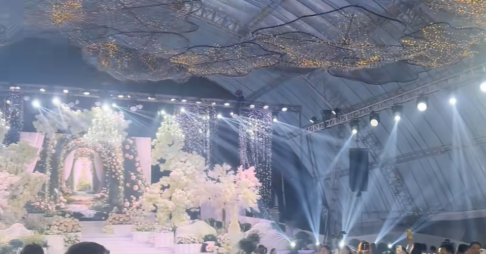 Mưa gió dữ dội làm rách rạp cưới chục tỷ của Viết Vương - Đỗ Hà, dàn xe tải được điều động gấp- Ảnh 6. Mưa gió dữ dội làm rách rạp cưới chục tỷ của Viết Vương - Đỗ Hà, dàn xe tải được điều động gấp- Ảnh 6.