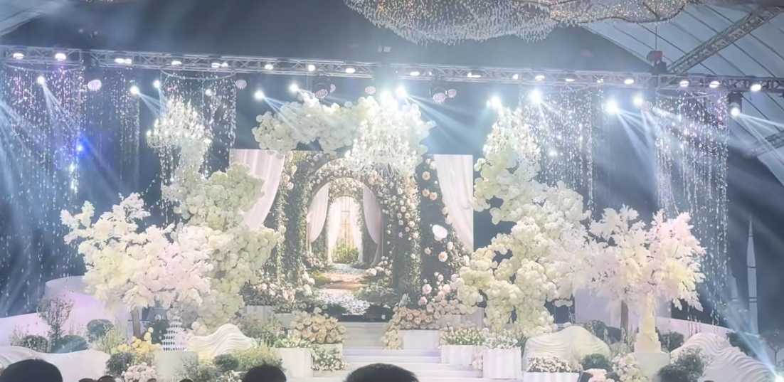 Mưa gió dữ dội làm rách rạp cưới chục tỷ của Viết Vương - Đỗ Hà, dàn xe tải được điều động gấp- Ảnh 7. Mưa gió dữ dội làm rách rạp cưới chục tỷ của Viết Vương - Đỗ Hà, dàn xe tải được điều động gấp- Ảnh 7.