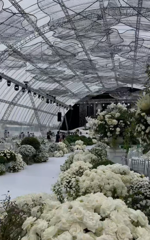 Mưa gió dữ dội làm rách rạp cưới chục tỷ của Viết Vương - Đỗ Hà, dàn xe tải được điều động gấp- Ảnh 9. Mưa gió dữ dội làm rách rạp cưới chục tỷ của Viết Vương - Đỗ Hà, dàn xe tải được điều động gấp- Ảnh 9.