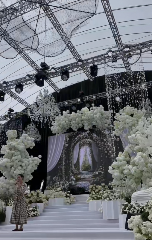 Mưa gió dữ dội làm rách rạp cưới chục tỷ của Viết Vương - Đỗ Hà, dàn xe tải được điều động gấp- Ảnh 10. Mưa gió dữ dội làm rách rạp cưới chục tỷ của Viết Vương - Đỗ Hà, dàn xe tải được điều động gấp- Ảnh 10.